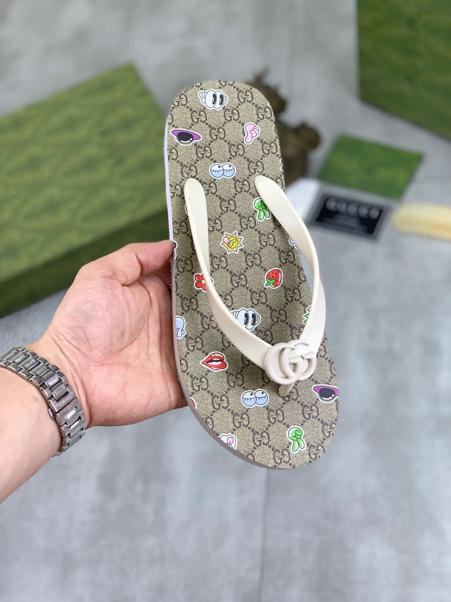 Men's men's shoes 💰P220💰【New style】🆘【GUCCI】Official website's popular Gucci adult couple 🧑‍🤝‍🧑 style, children's flip-flops are on sale at the counter simultaneously! Original fabric imported from Italy. Original bottom provided by the original factory. Size: Adult 36-45. Children’s size: 30-37. Multiple colors available.